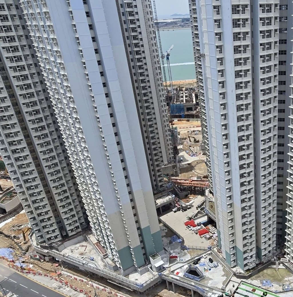 除了抱怨翔東邨地點較遠和不就近子女 上學地點外，還有網民留言批評現場「 無設備，交通不便」、「我入去睇過， 好荒蕪，空氣差，我第一派都拒絕咗」。 樓主也補充「（空氣）都差的，因為周 圍都係地盤」。fb「公屋討論區 - 香港facebook群組」截圖