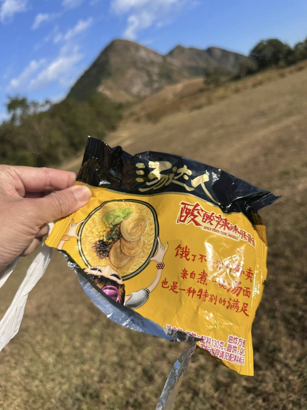 他又留意到遺留在草地的食物和垃圾包裝是簡體字和內地食物。 他又留意到遺留在草地的食物和垃圾包裝是簡體字和內地食物。