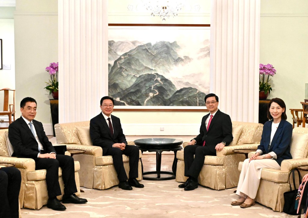 李家超(右二)表示,衷心歡迎周霽(左二)出任新職。政府新聞處 李家超(右二)表示,衷心歡迎周霽(左二)出任新職。政府新聞處