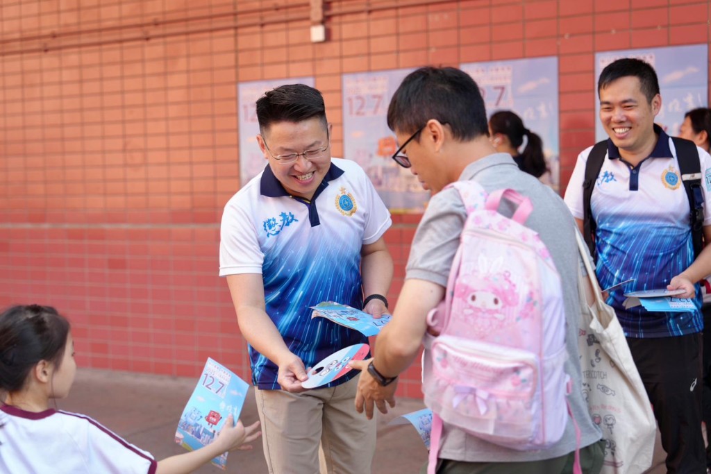 懲教人員在署理懲教署署長吳超覺帶領下，向市民派發宣傳單張。