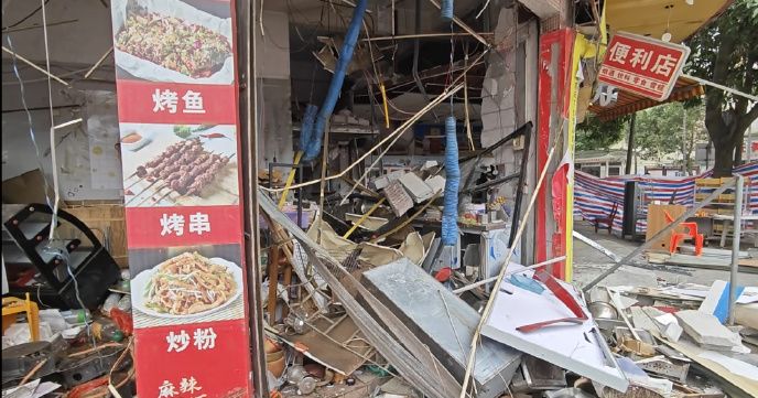 廣東歇業燒烤店發生爆炸，疑因石油氣罐洩漏引起。
