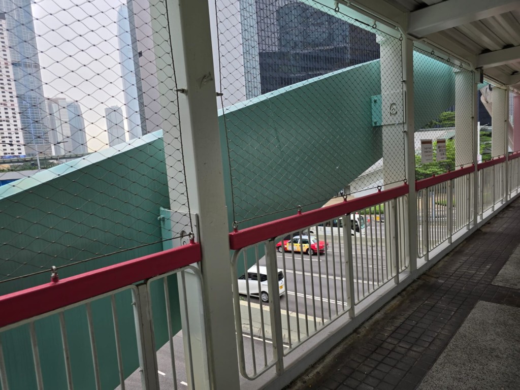 政府總部外的行人天橋，夏慤道和添美道上方位置的鐵絲網仍在。