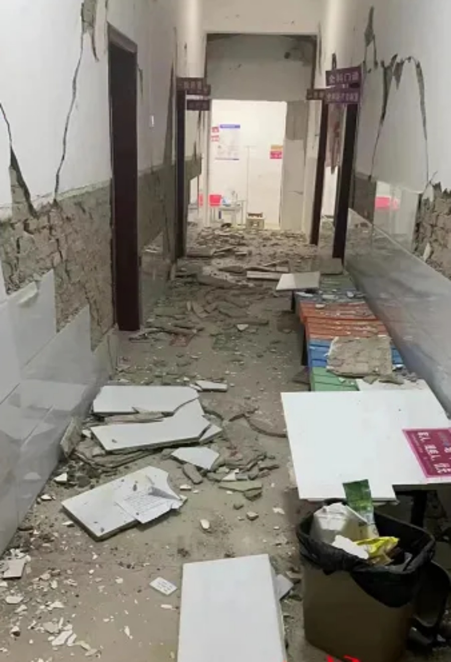 瓦窑镇中心卫生院等乡镇医疗机构受损瓷砖掉落。