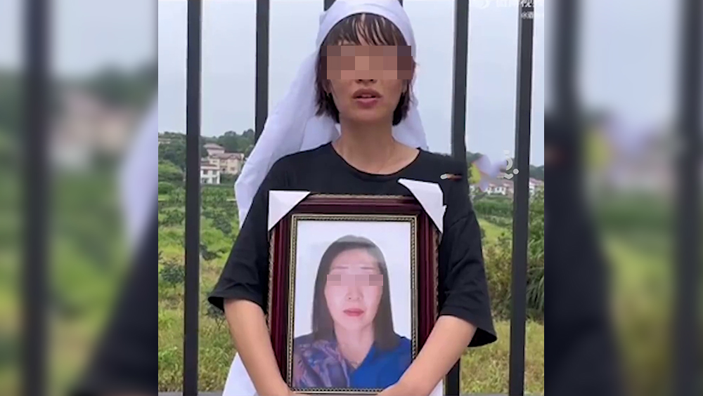 女子拍片稱母親到派出所接受詢問後死亡,身上有傷痕,質疑警方有否責任。