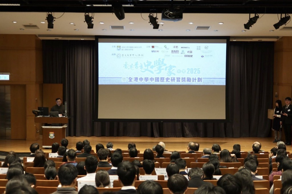 張國鈞指最近認識了一位「朋友」，他的名字叫做杜鳳治，是浙江人，出身於仕宦家族，宗族中有功名而又任官者不少。