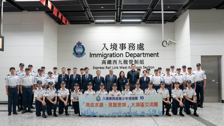 入境處青少年領袖團到大灣區交流今日出發,由處長區嘉宏親自帶隊。入境處圖片