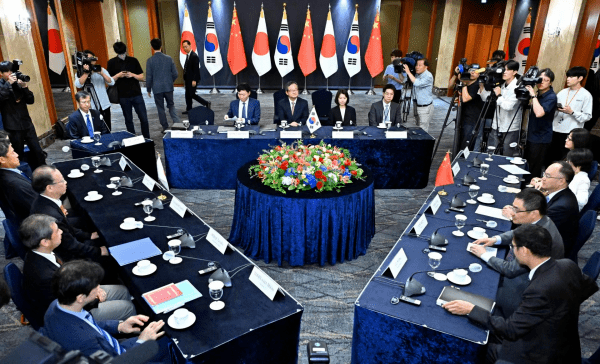 中日韓外交高官早前在南韓進行多邊會議。外交部