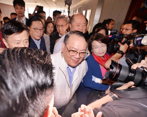 石禮謙與建制派議員商討下一步行動。