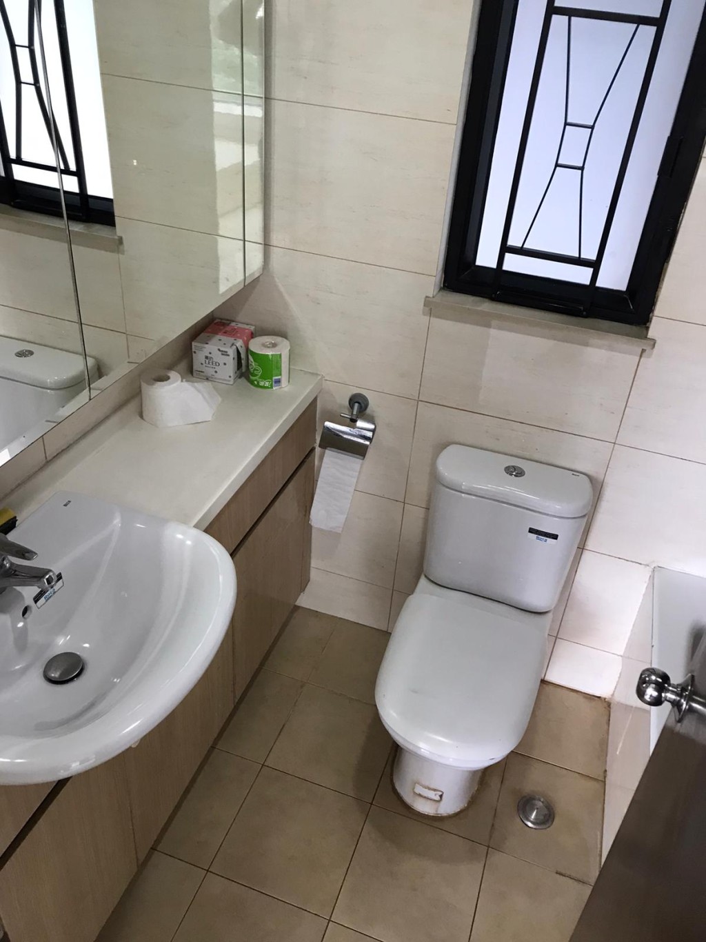 浴室潔淨企理,設有浴缸可供住戶浸浴。