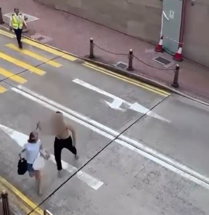 外傭驚慌向前跑。