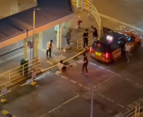 沙角邨有人毆鬥。網上影片截圖