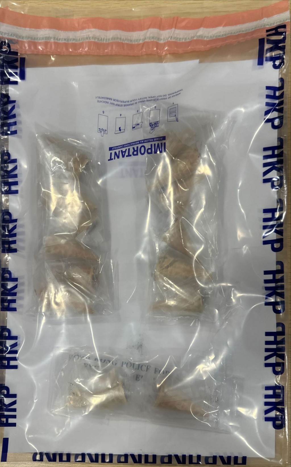 人員在車內檢獲兩盒及兩包懷疑大麻餅、一枝懷疑含有依托咪酯的容器及四包懷疑大麻花。警方圖片