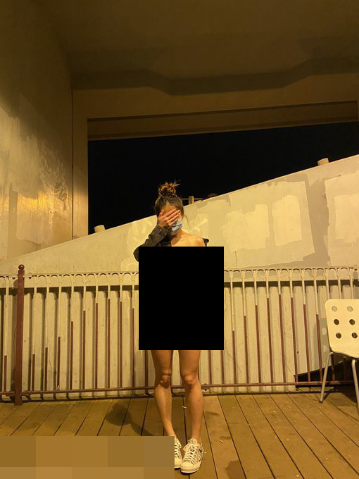 該對90後情侶在本港不同街角拍攝大量裸露相片