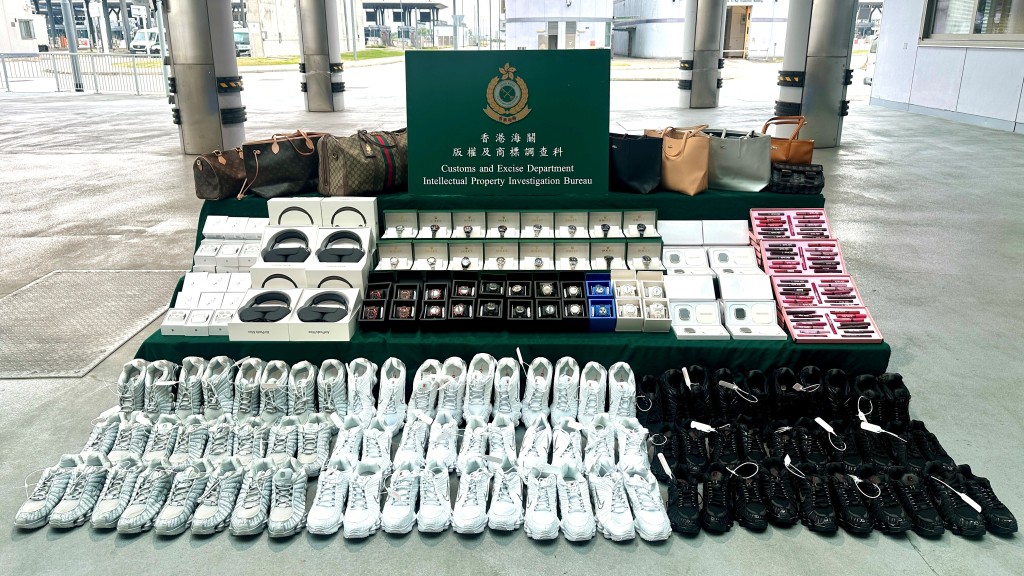 港珠澳大橋海關拘兩貨車司機 檢250萬元冒牌貨包括波鞋Airpods。海關圖片