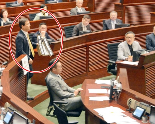 郭家麒離開座位,企圖將一個道具時鐘交給林鄭月娥時,被梁君彥逐離會議廳。(紅圈示)