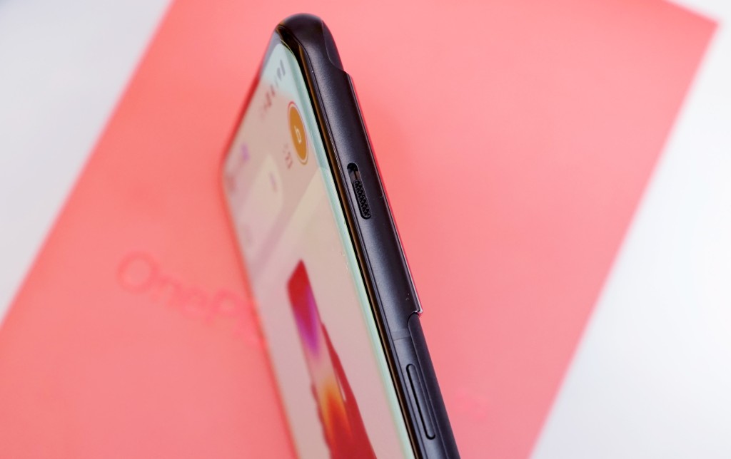 机侧保留Android手机鲜见的实体静音掣，可快速切换至震动或静音模式。