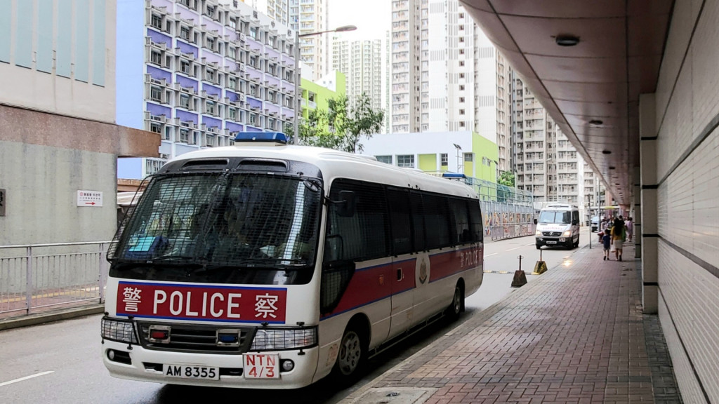 警方當日在富塘樓外拘捕數人涉嫌藏有攻擊性武器。資料圖片