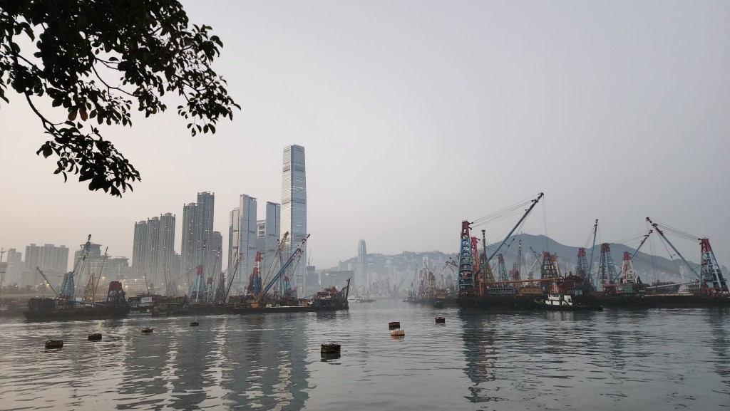 本港地區今日大致多雲，早上天氣稍涼。黎志偉攝