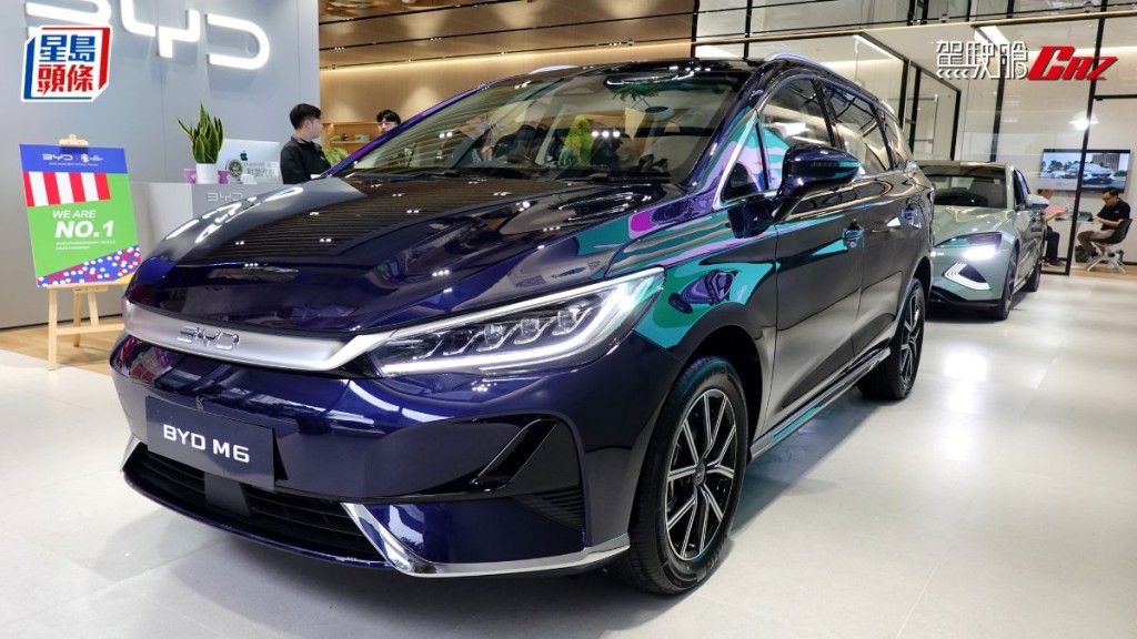 比亞迪全新M6純電動家庭式MPV，今日起於代理和諧汽車荃灣4S專店預展，「一換一」意向價港幣約30萬起。
