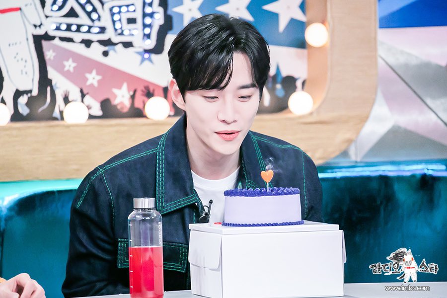 俊昊獲節目組送上蛋糕慶祝生日。
