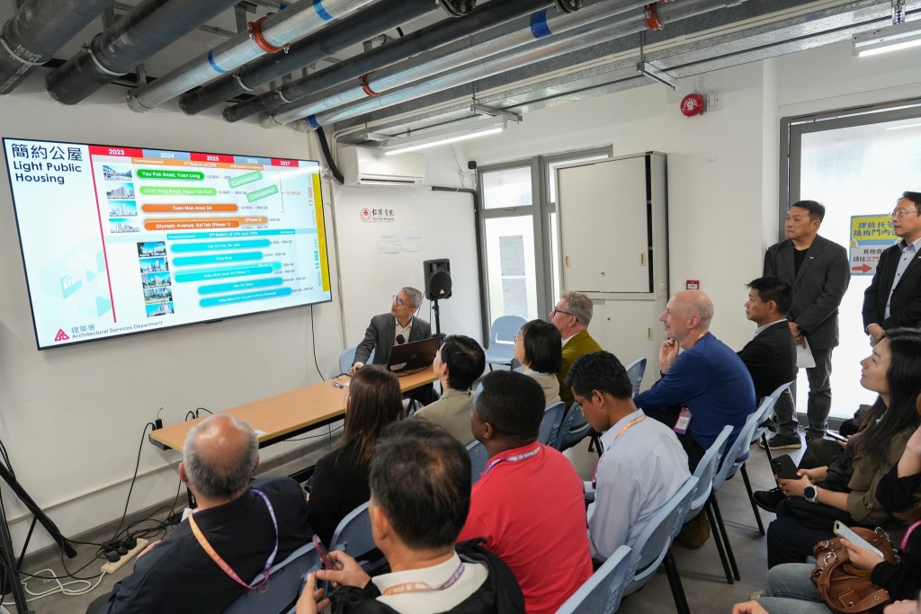 參與者其後到簡約公屋彩興路項目參觀。何永賢fb圖片 參與者其後到簡約公屋彩興路項目參觀。何永賢fb圖片