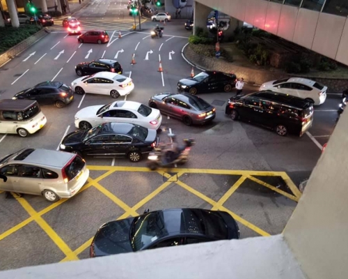 多輛私家車在干諾道中堵塞交通。香港交通突發報料區‎Cheung Sze Chun‎  圖片