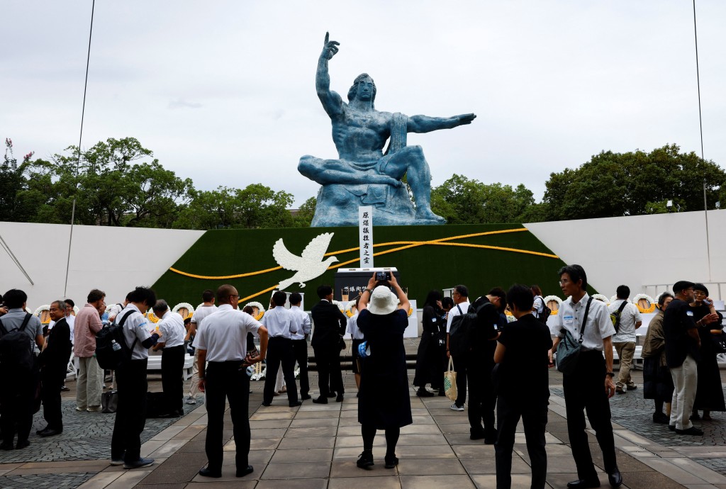 在日本西南部长崎和平公园，民众聚集在长崎和平雕像前，参加纪念长崎原子弹爆炸81周年的仪式。 路透社