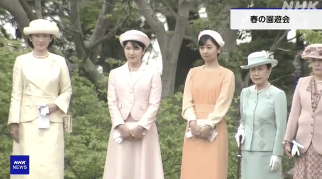 日皇德仁與皇后雅子昨日在赤坂御苑舉辦春天園遊會，長女愛子首度參加頓成焦點，她以一身淡粉紅色套裝示人，被日本網民大讚清新脫俗。NHK新聞視頻畫面截圖