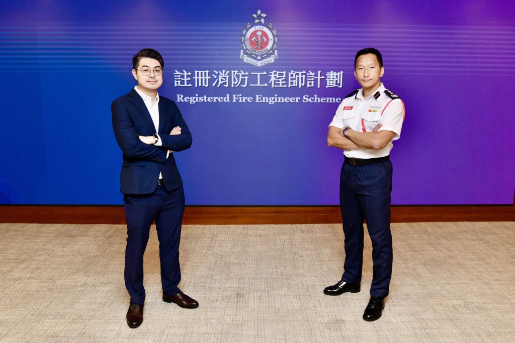 消防處副消防總長(消防安全)黃思律(右)表示,「註冊消防工程師計劃」提供多一個管道予牌照申請者。香港工程師學會消防分部發言人區家豪博士工程師(左) 指出,工程業界對該計劃的實施持正面態度。 盧江球攝 消防處副消防總長(消防安全)黃思律(右)表示,「註冊消防工程師計劃」提供多一個管道予牌照申請者。香港工程師學會消防分部發言人區家豪博士工程師(左) 指出,工程業界對該計劃的實施持正面態度。 盧江球攝