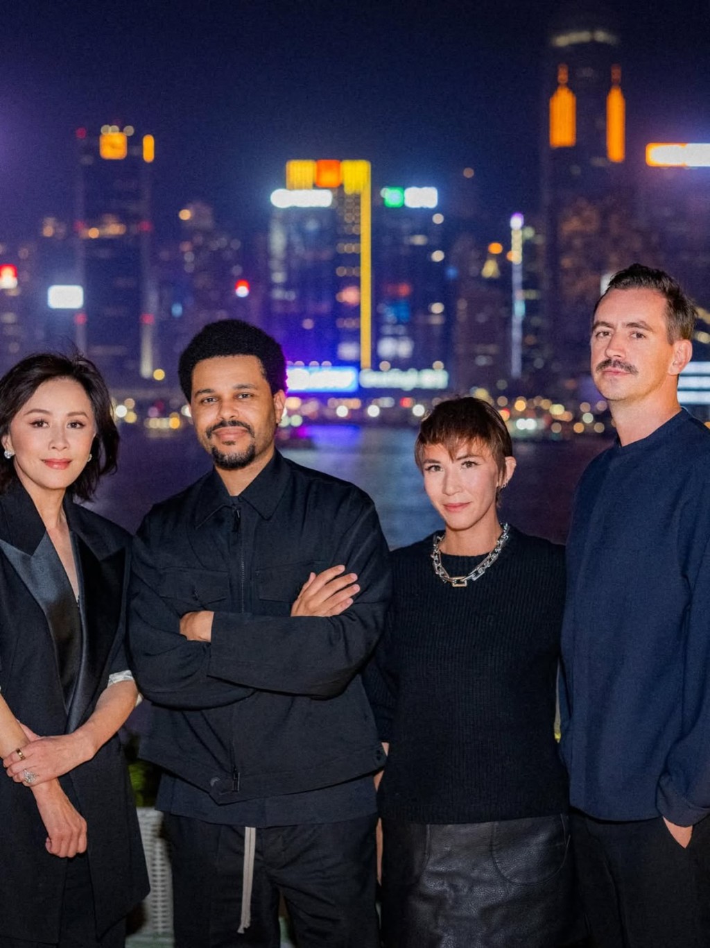 劉嘉玲與 The Weeknd 及多位好友於露台舉杯歡聚，盡享浪漫的香港維港夜色。