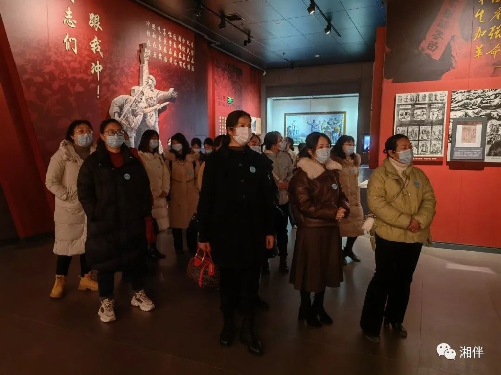 桂东县「一把手」配偶参观纪律文化中心专题陈列展。