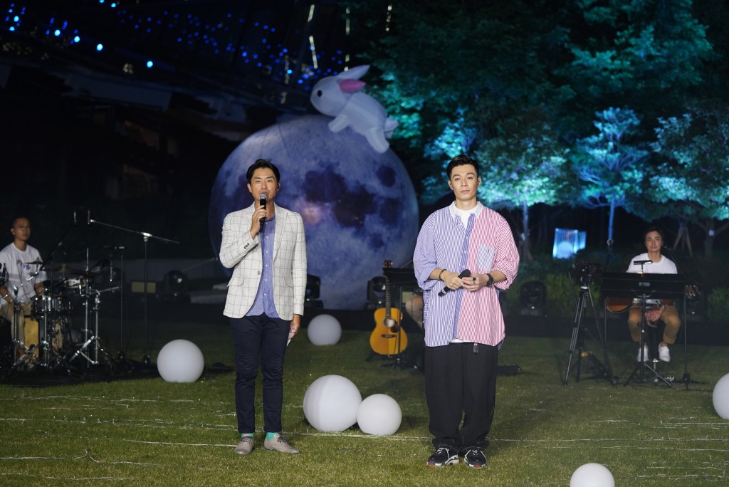 為配合在中秋節追月夜播放，大會特別訂製大型的月球燈佈置現場。
