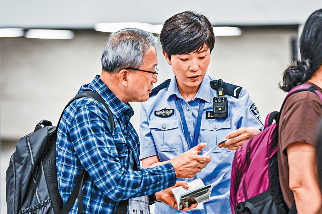 大連出入境邊防輔警解答韓國旅客諮詢。