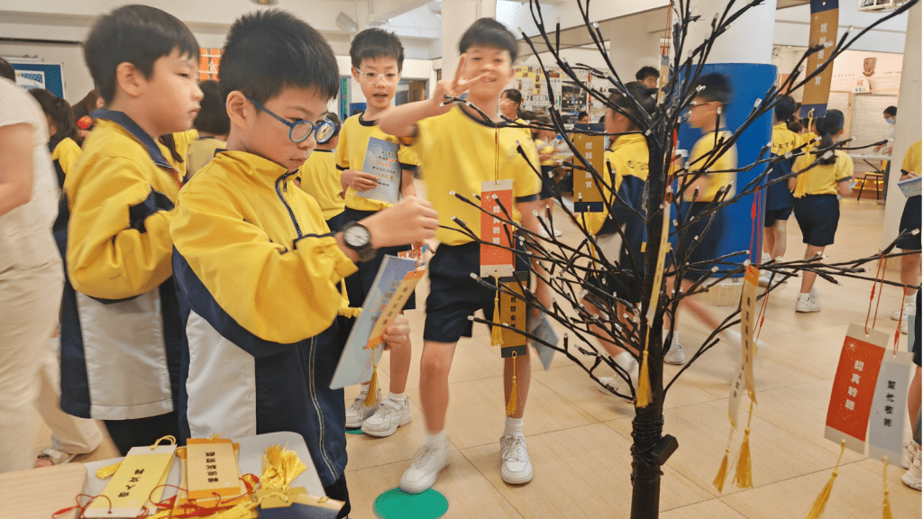 寓教於樂的生命教育,讓品德培養自然融入校園日常。 寓教於樂的生命教育,讓品德培養自然融入校園日常。