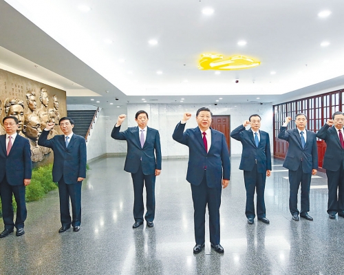 ■習近平日前在上海中共一大會址紀念館,帶領其他中共中央政治局常委一起重溫入黨誓詞。