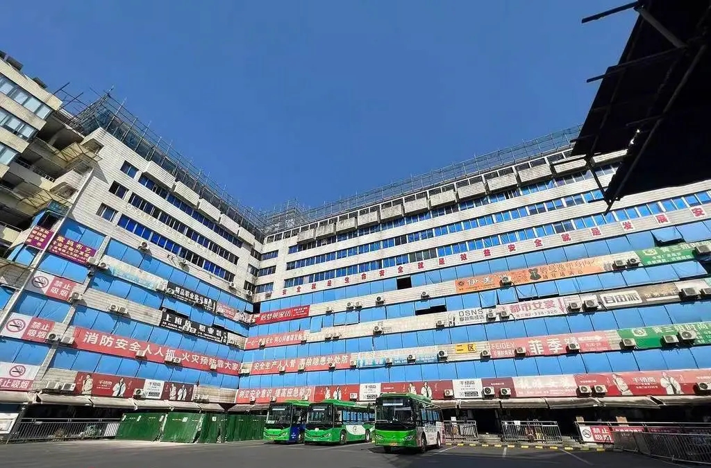 吳姓老闆娘的商舖當年開在瀘州公交商城。