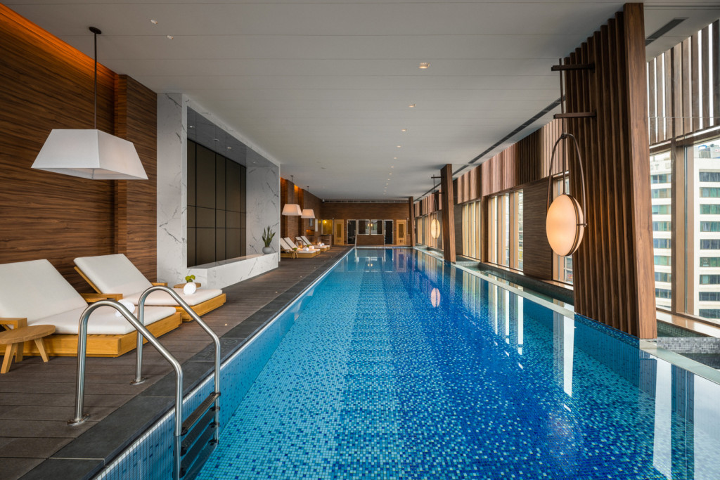 酒店附設偌大的室內泳池。