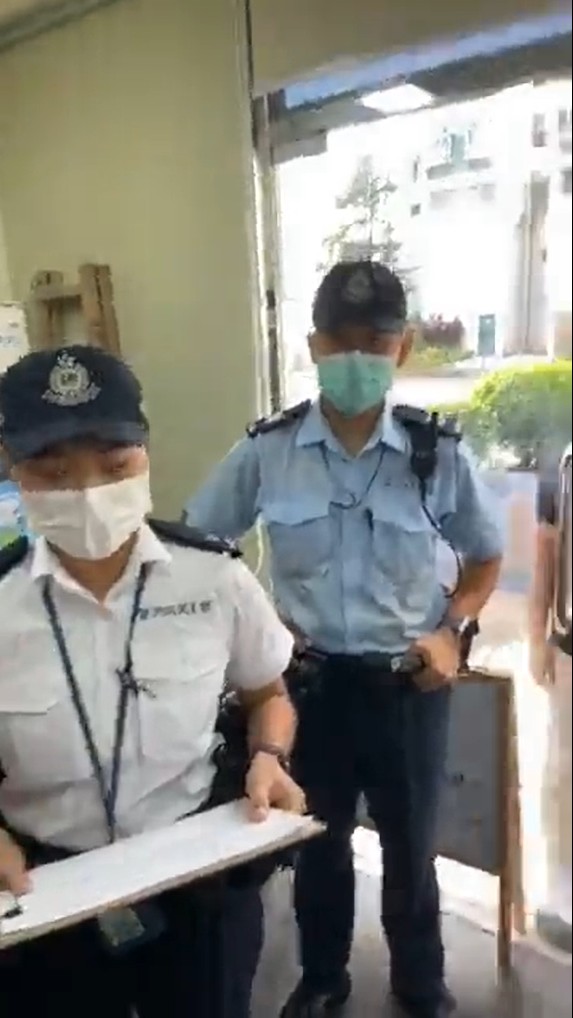 部份警員曾一度進入辦事處內。 黃文萱facebook直播影片截圖