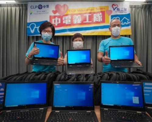 中華電力企業發展總裁莊偉茵(左一),捐贈 50 部二手電腦,支援基層學童電子學習需要。中電圖片