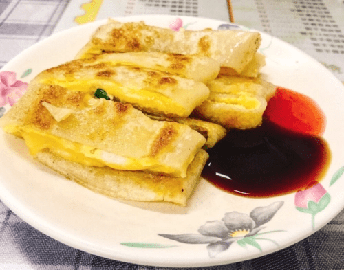 旅客是特地來台灣品嚐懷念已久的滷肉飯跟蛋餅。