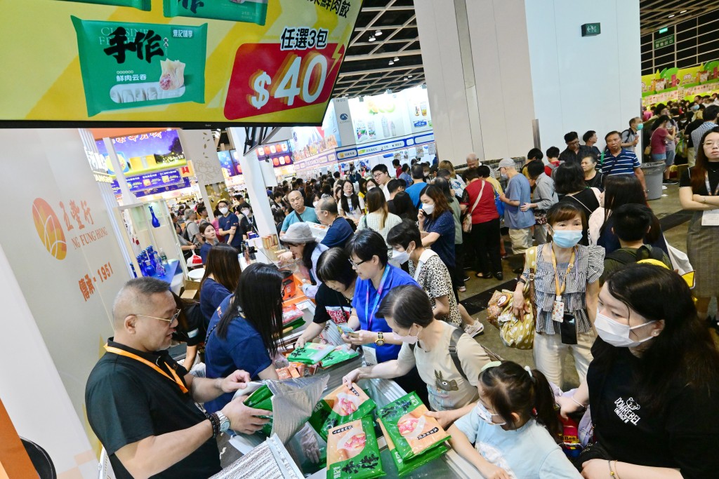 美食博览最后一日，不少市民无惧天雨入场扫货。 陈极彰摄