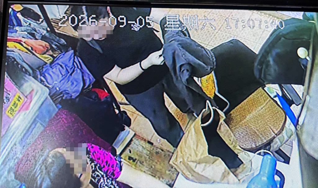 周六,女子帶同牛仔褲來補衫檔修改。fb:西環變幻時 周六,女子帶同牛仔褲來補衫檔修改。fb:西環變幻時