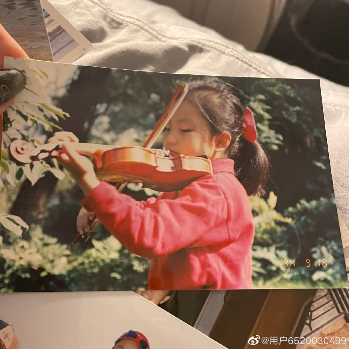 六歲的周曉濛練小提琴。