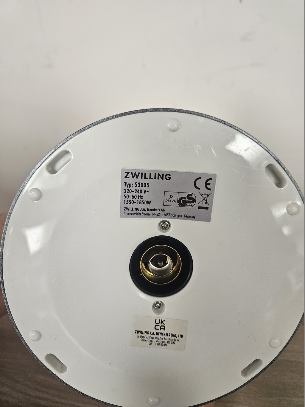 圖示該款電熱水壺底部的產品標籤。政府新聞處