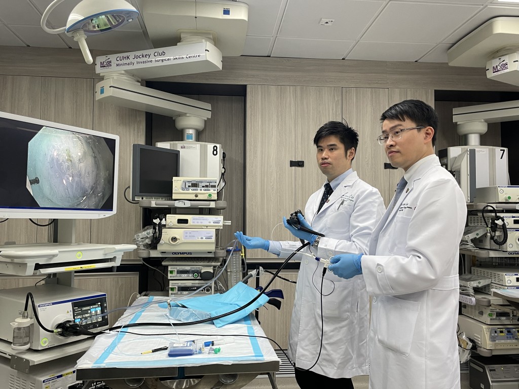 叶瀚智（左）指，一个胃肠内镜医生通常要经长时间及上百病例训练才能独立完成「黏膜下剥离术」。萧博禧摄