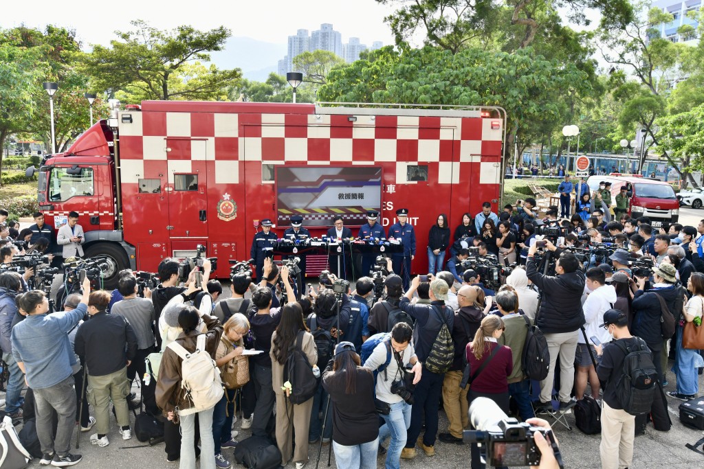 保安局、消防及警方就大埔宏福苑五級大火向傳媒講述現時情況。盧江球攝 保安局、消防及警方就大埔宏福苑五級大火向傳媒講述現時情況。盧江球攝