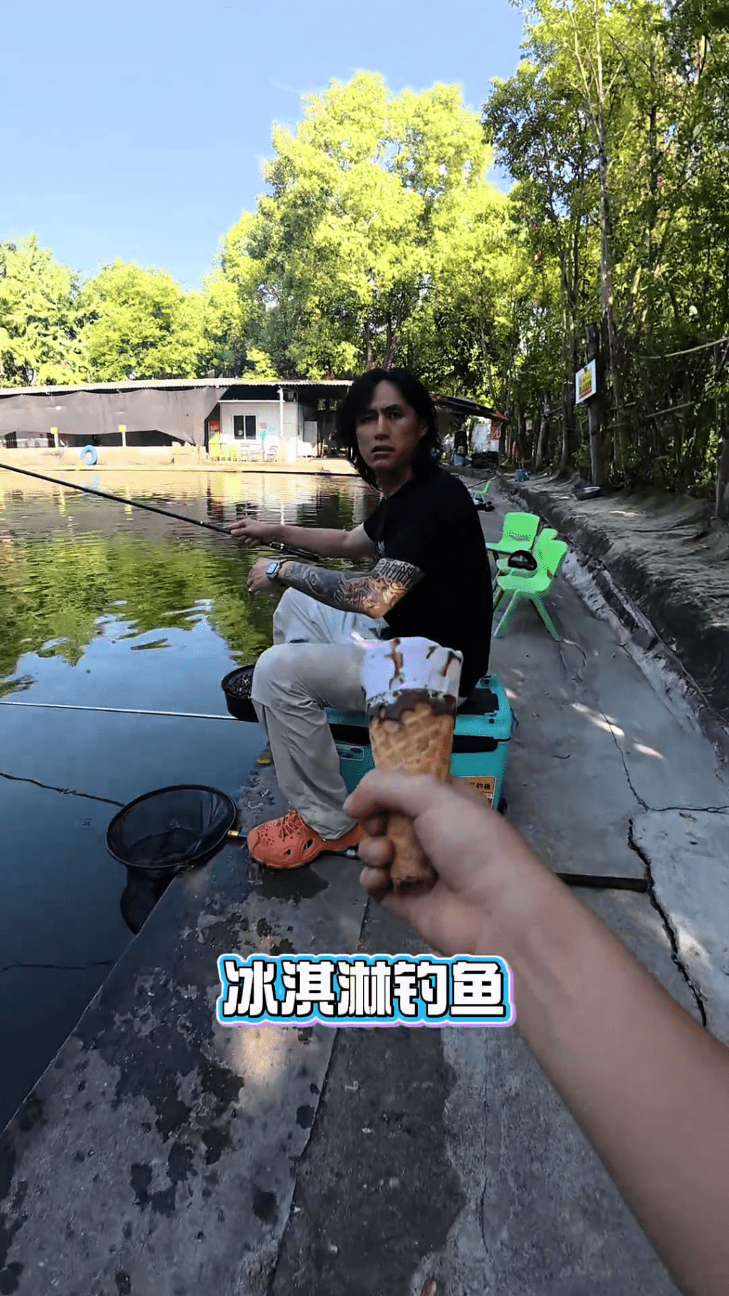 “雪糕钓鱼”短片疯传 专家澄清大鱼抢食属条件反射。 抖音