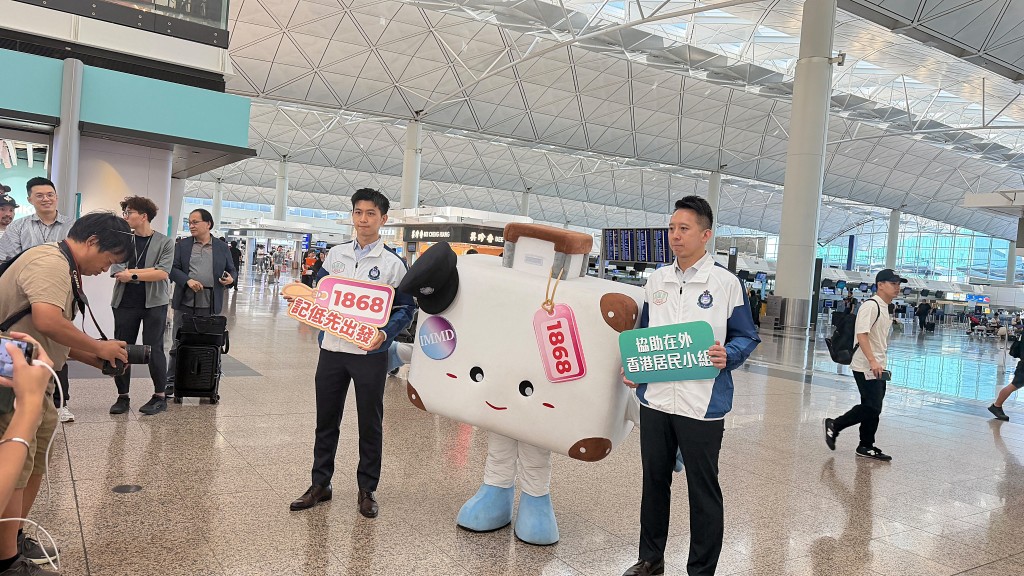入境處在機場加強離境市民外遊安全宣傳。 入境處在機場加強離境市民外遊安全宣傳。