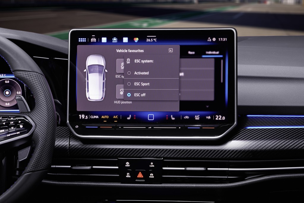 改良新版福士Volkswagen 8代半Golf R首發，導入大面積12.9吋觸控中央屏幕及新一代資訊娛樂系統。