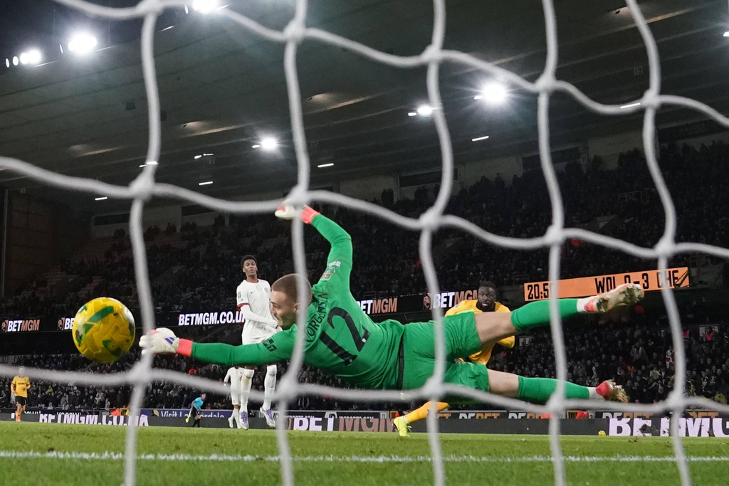 艾洛高達尼於48分鐘為狼隊破蛋。美聯社 艾洛高達尼於48分鐘為狼隊破蛋。美聯社